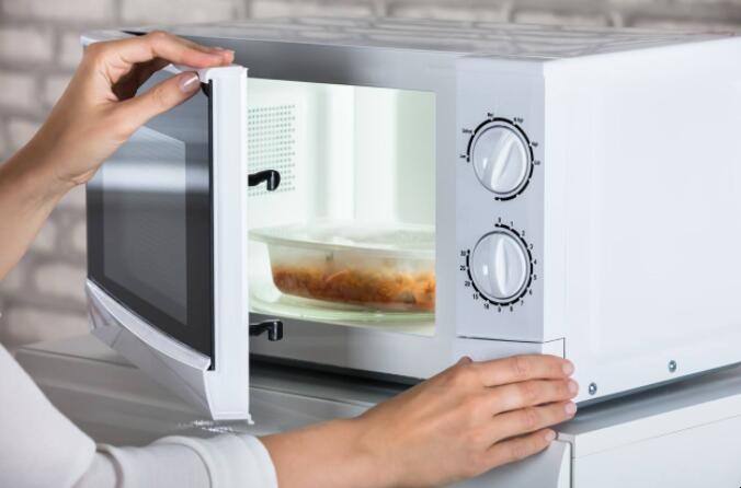 Can You Put Aluminum Foil In The Microwave: What Happens