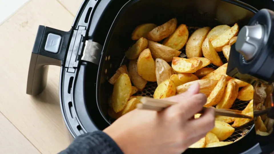 Can You Put Metal in An Air Fryer Find the Answer